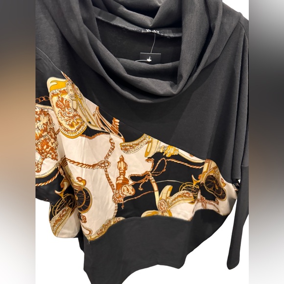 Brand new Print Turtleneck Top - Picture 3 of 4